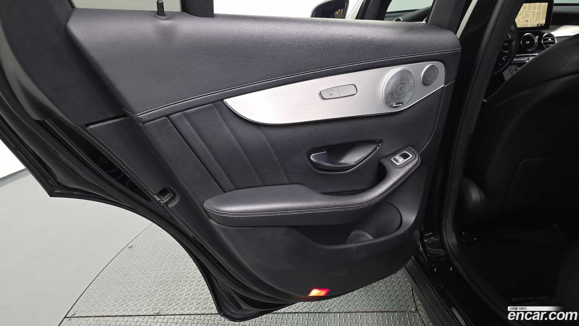 GLC-Class Mercedes-Benz 2019.4-INNER-035