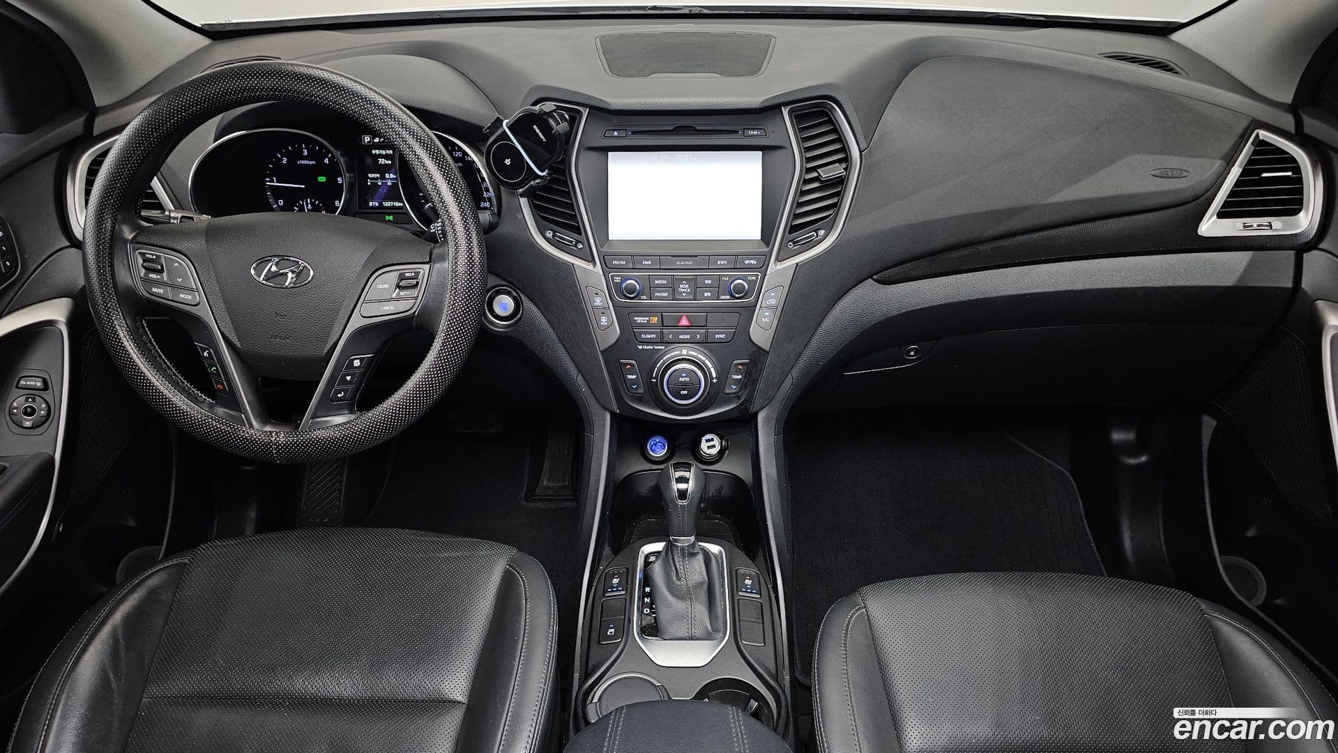 Main__Slider__Photo:Santafe Hyundai 2016.5-6