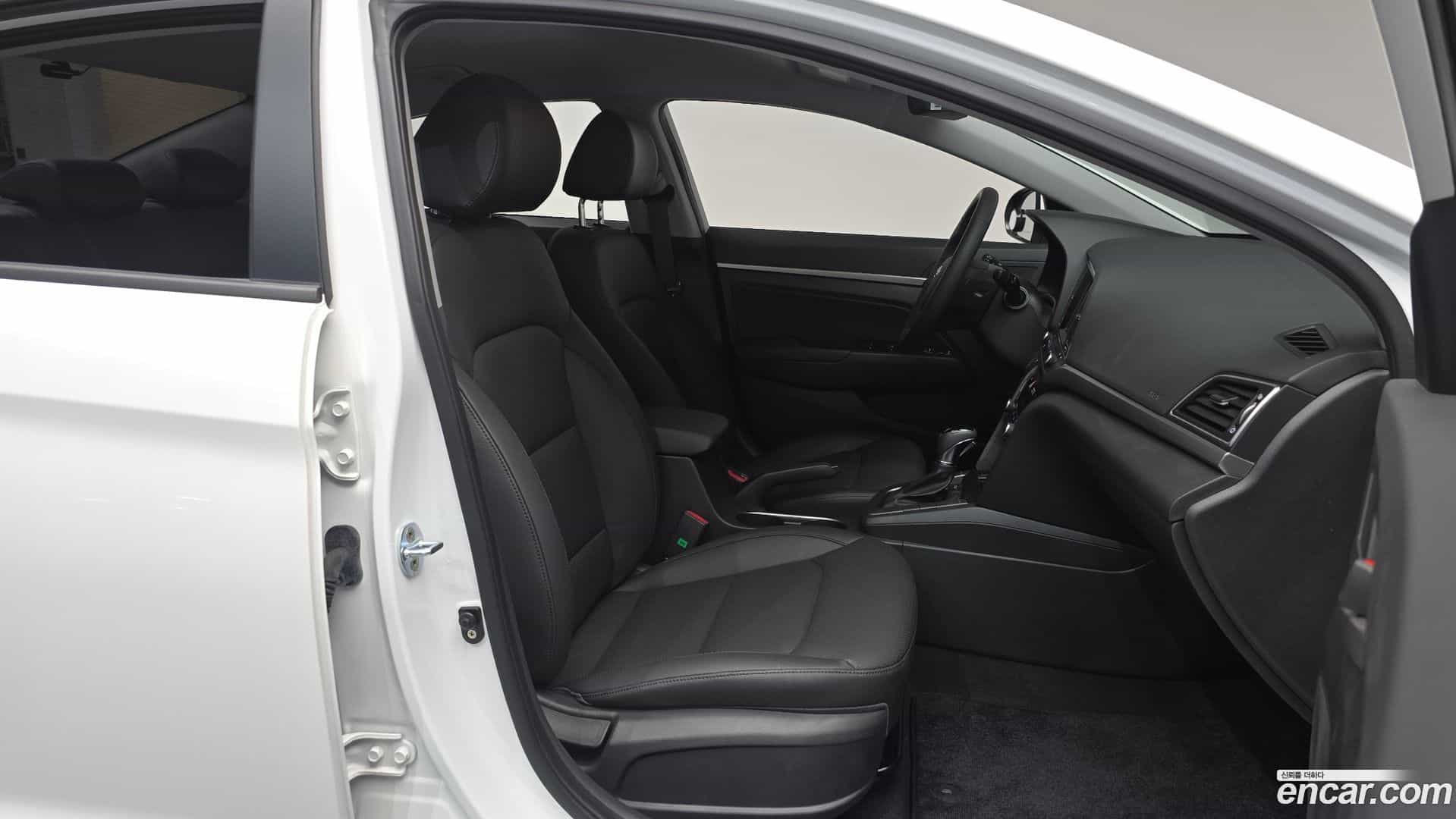 AVANTE Hyundai 2015.11-OPTION-015
