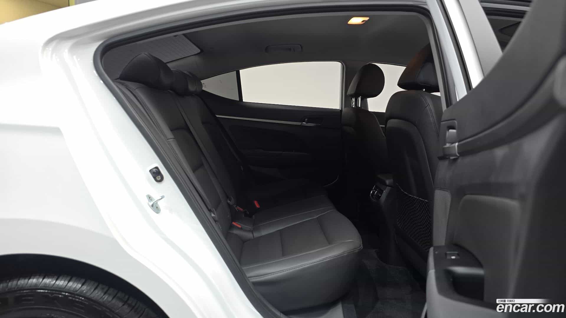 AVANTE Hyundai 2015.11-OPTION-016