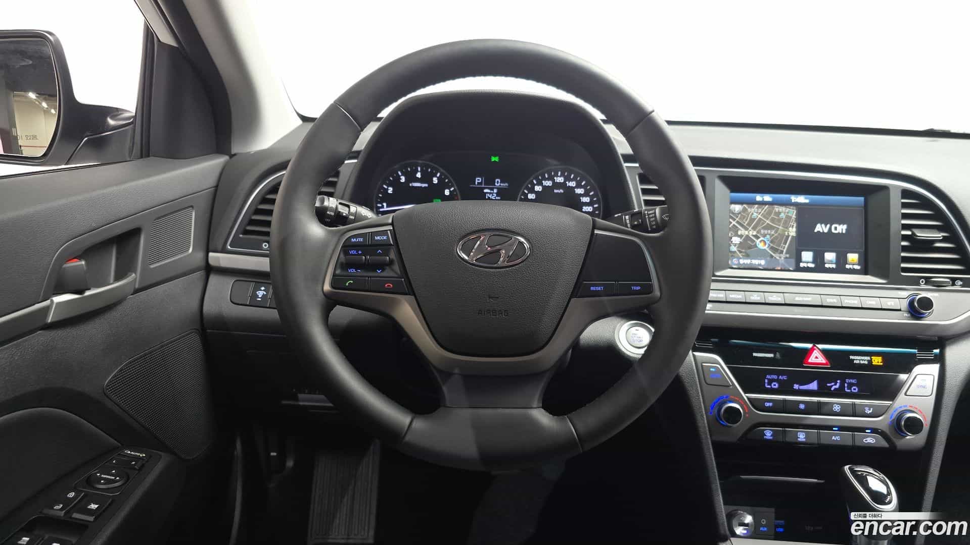 AVANTE Hyundai 2015.11-OPTION-017