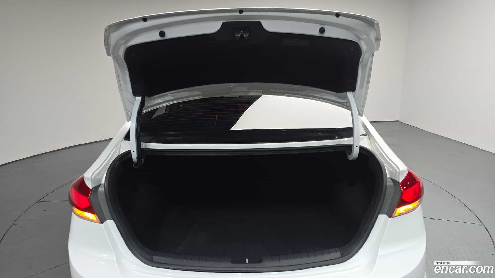 AVANTE Hyundai 2015.11-OPTION-024