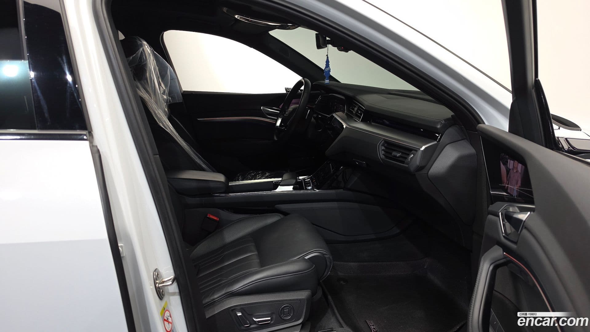 Main__Slider__Photo:e-tron Audi 2021.11-25