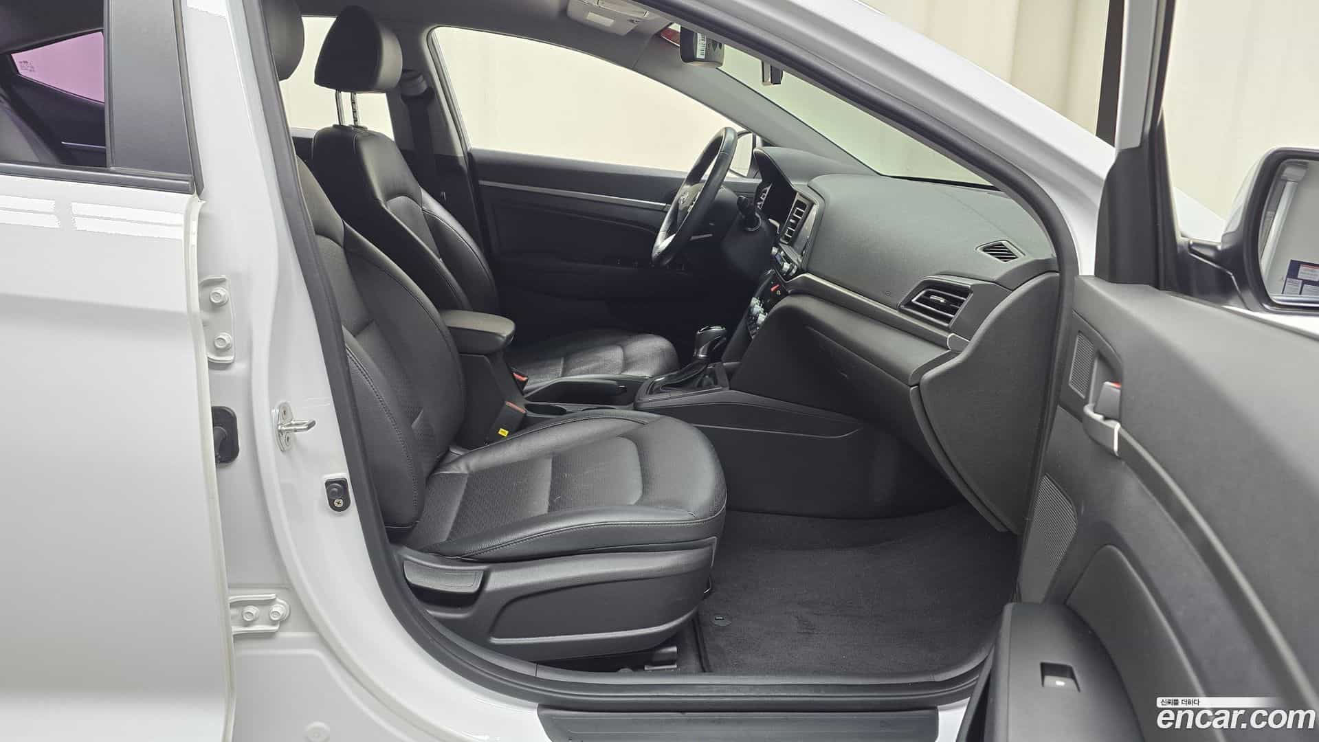 AVANTE Hyundai 2019.0-INNER-036