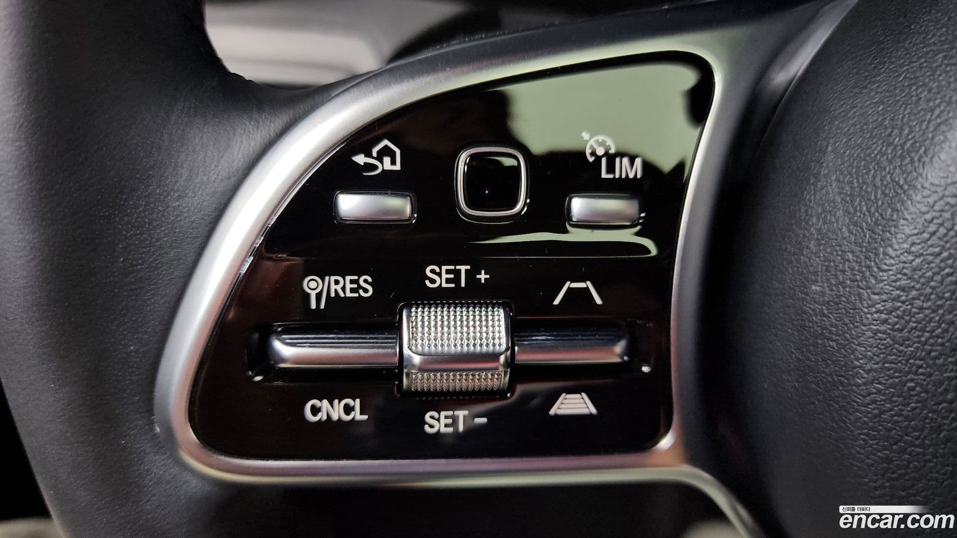 Main__Slider__Photo:GLC-Class Mercedes-Benz 2021.2-14