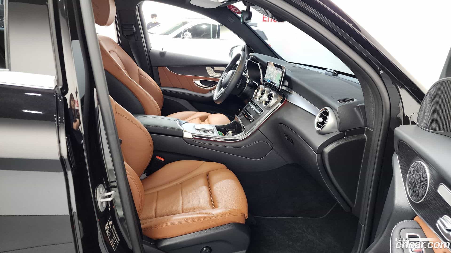 GLC-Class Mercedes-Benz 2021.2-INNER-036