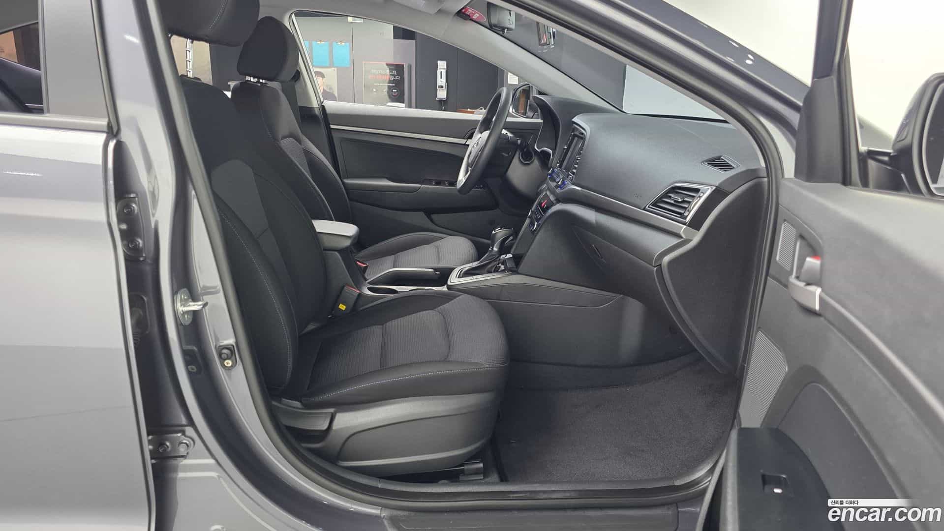 AVANTE Hyundai 2016.10-OPTION-015