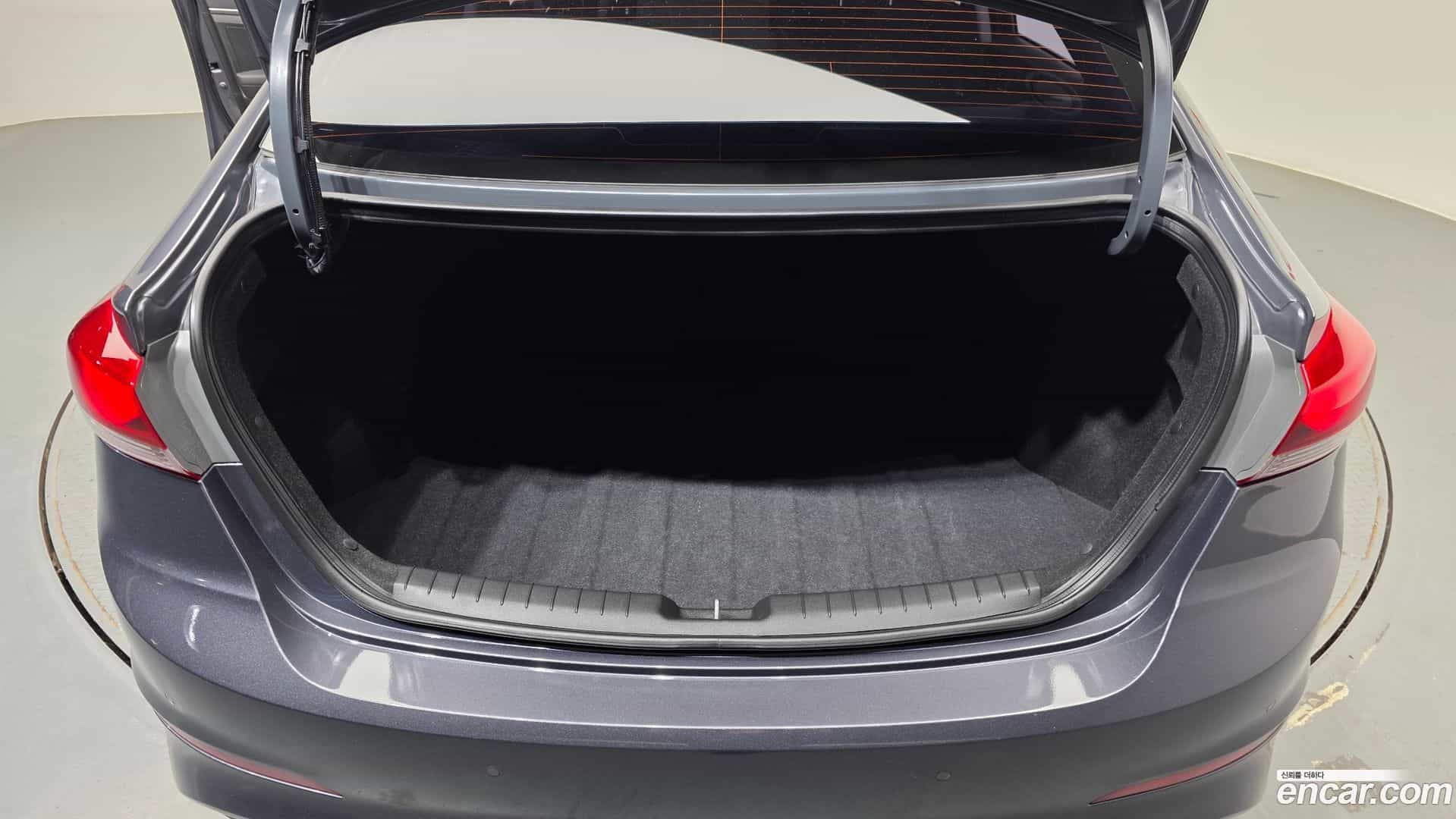 AVANTE Hyundai 2016.10-OPTION-024