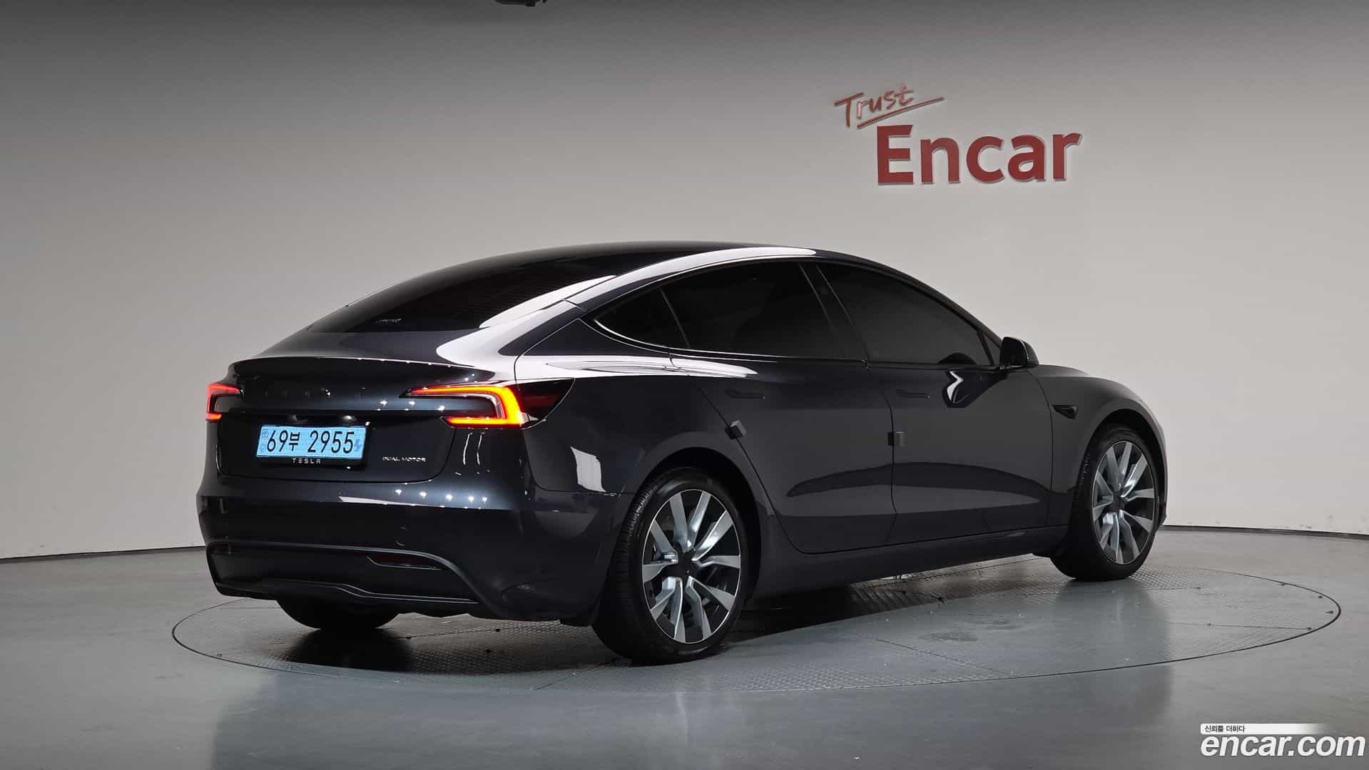 Model 3 Tesla 2025.7-OUTER-002
