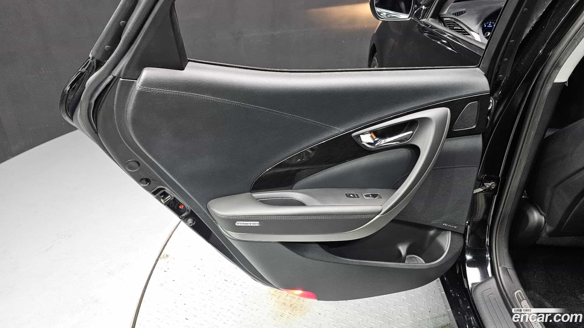 Grandeur Hyundai 2015.8-INNER-035