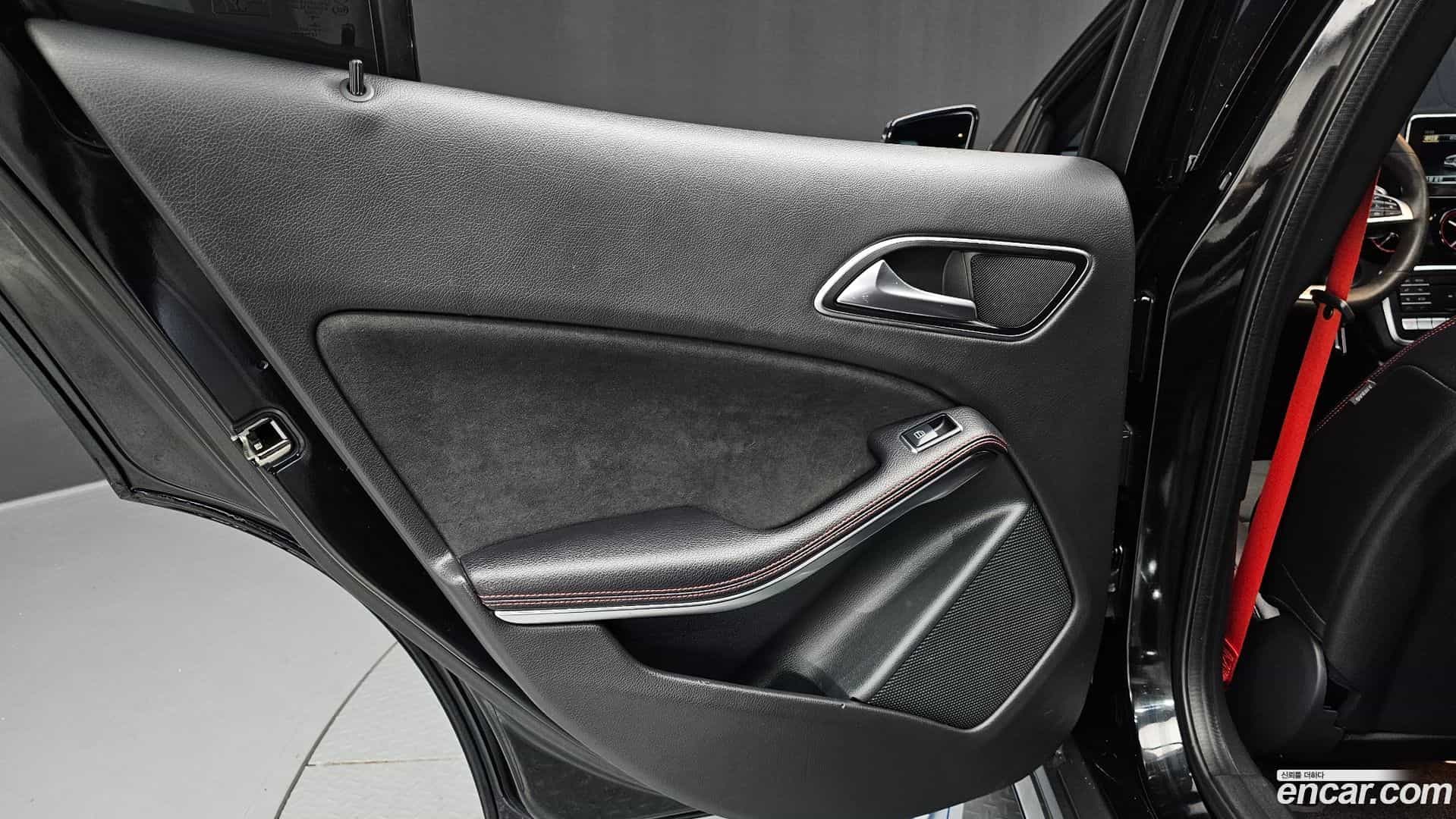 GLA-Class Mercedes-Benz 2019.6-INNER-035