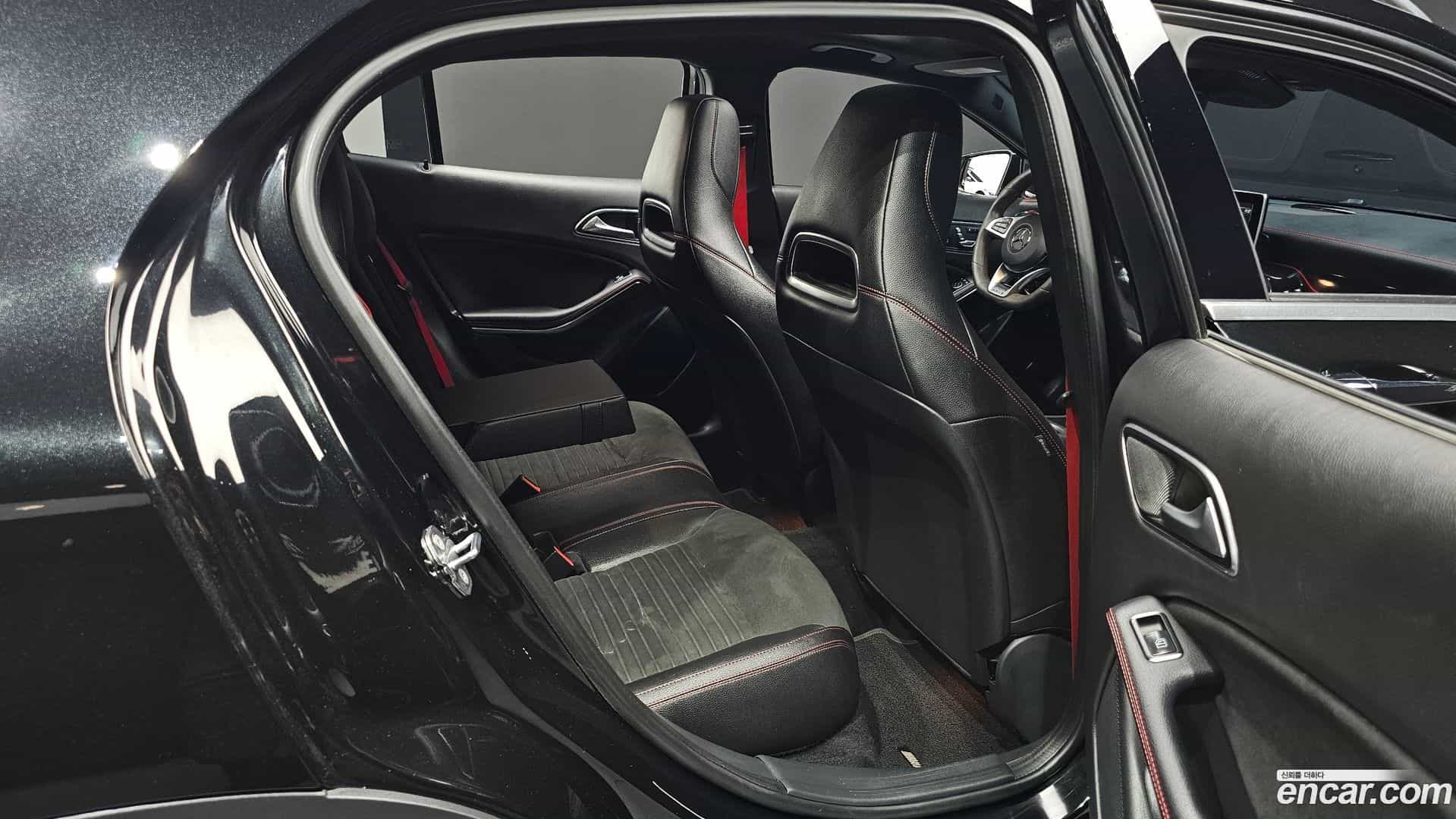 GLA-Class Mercedes-Benz 2019.6-INNER-036