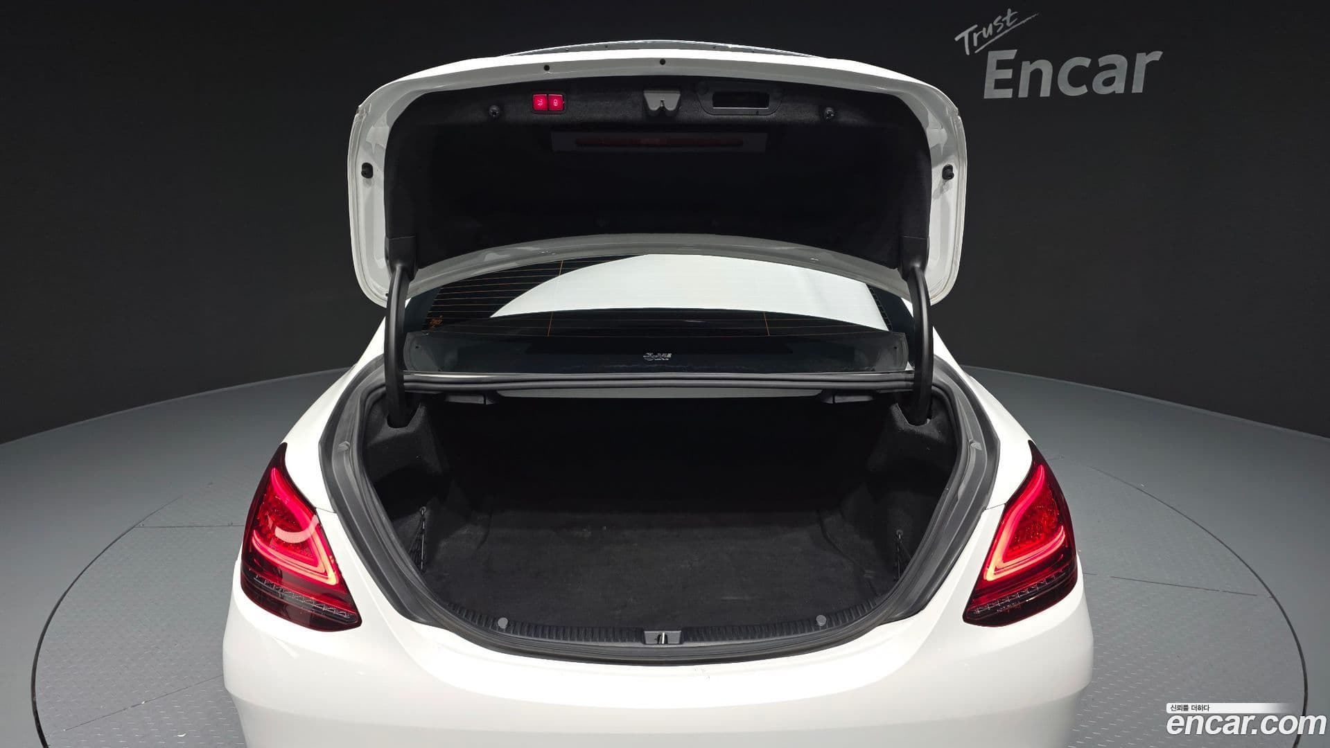 Main__Slider__Photo:C-Class Mercedes-Benz 2021.1-19