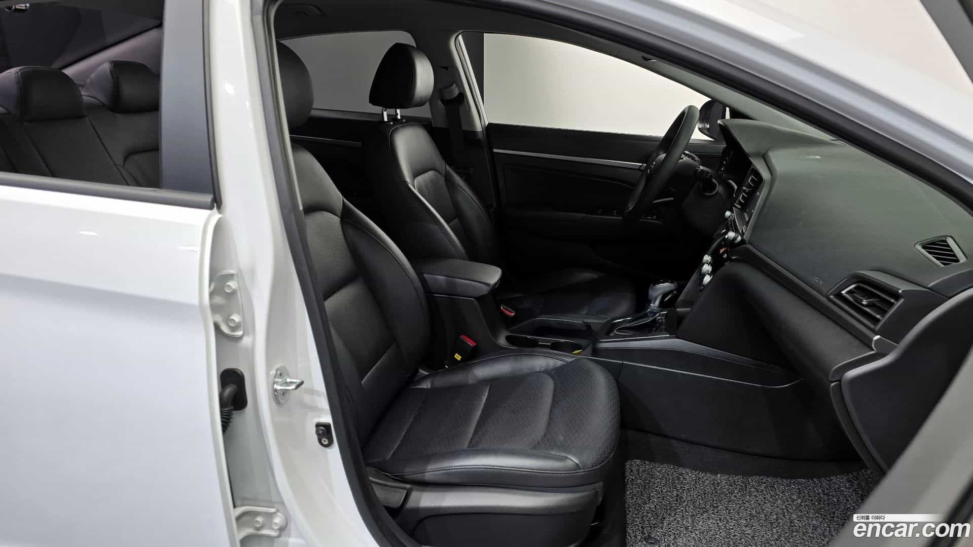 AVANTE Hyundai 2019.0-INNER-036