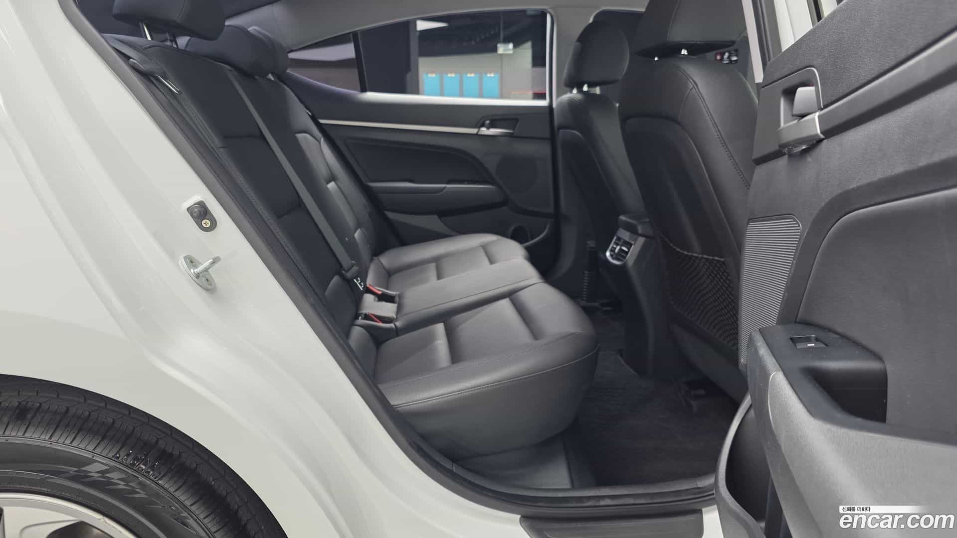 AVANTE Hyundai 2016.11-OPTION-016