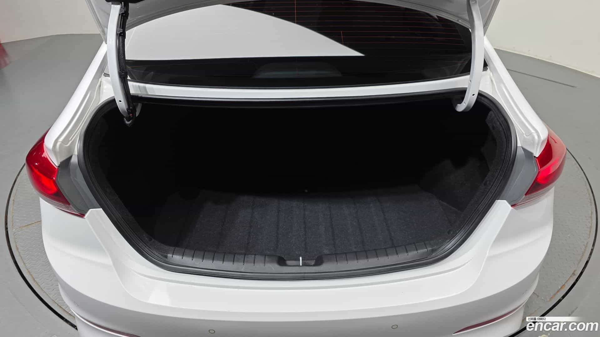 AVANTE Hyundai 2016.11-OPTION-024