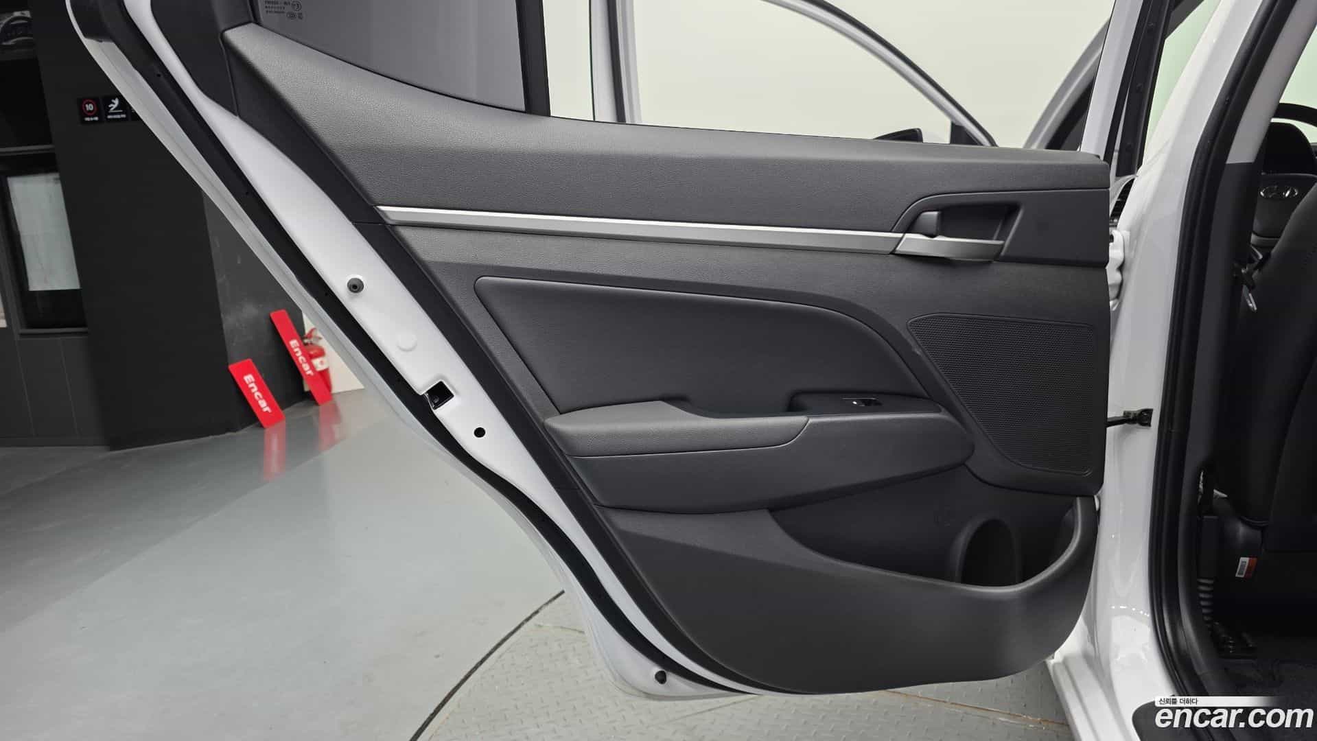 AVANTE Hyundai 2016.11-INNER-035