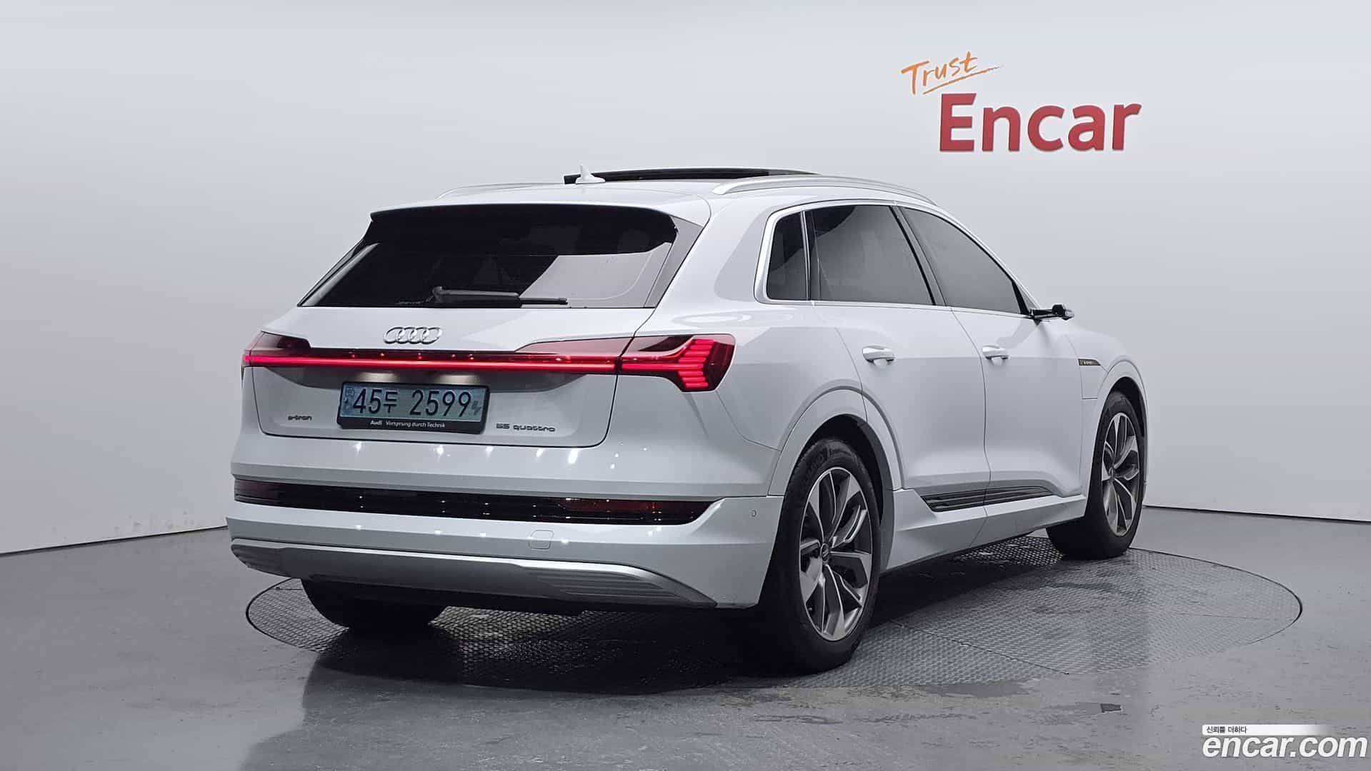 e-tron Audi 2021.10-OUTER-002