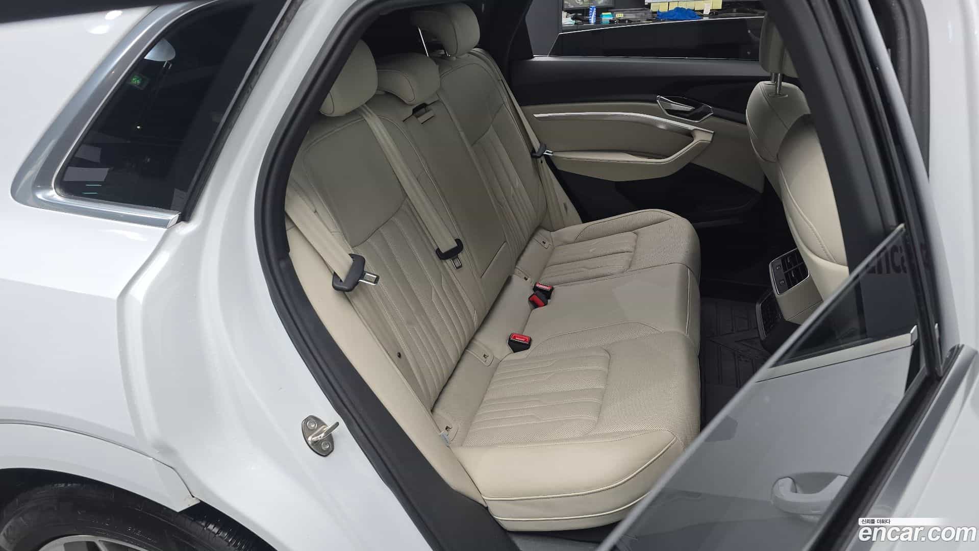 e-tron Audi 2021.10-OPTION-016