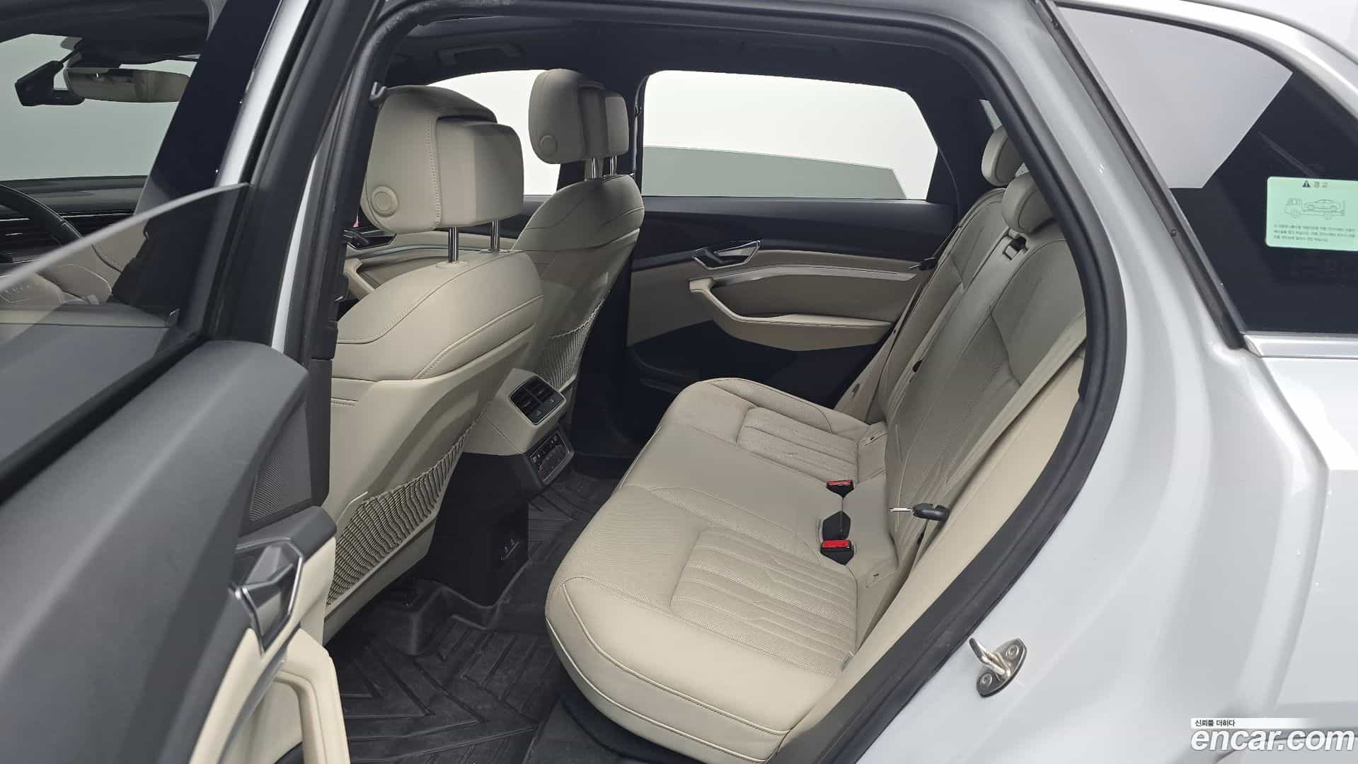 e-tron Audi 2021.10-INNER-036