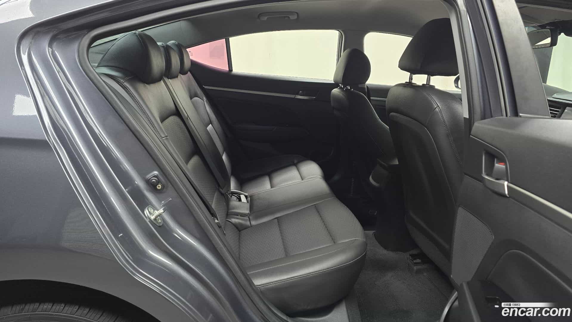 AVANTE Hyundai 2018.10-OPTION-015
