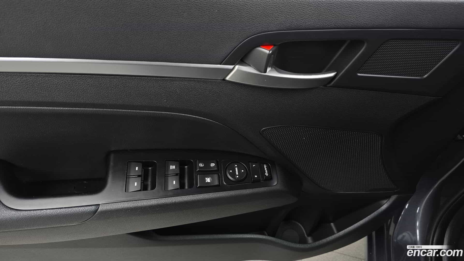 AVANTE Hyundai 2018.10-OPTION-023