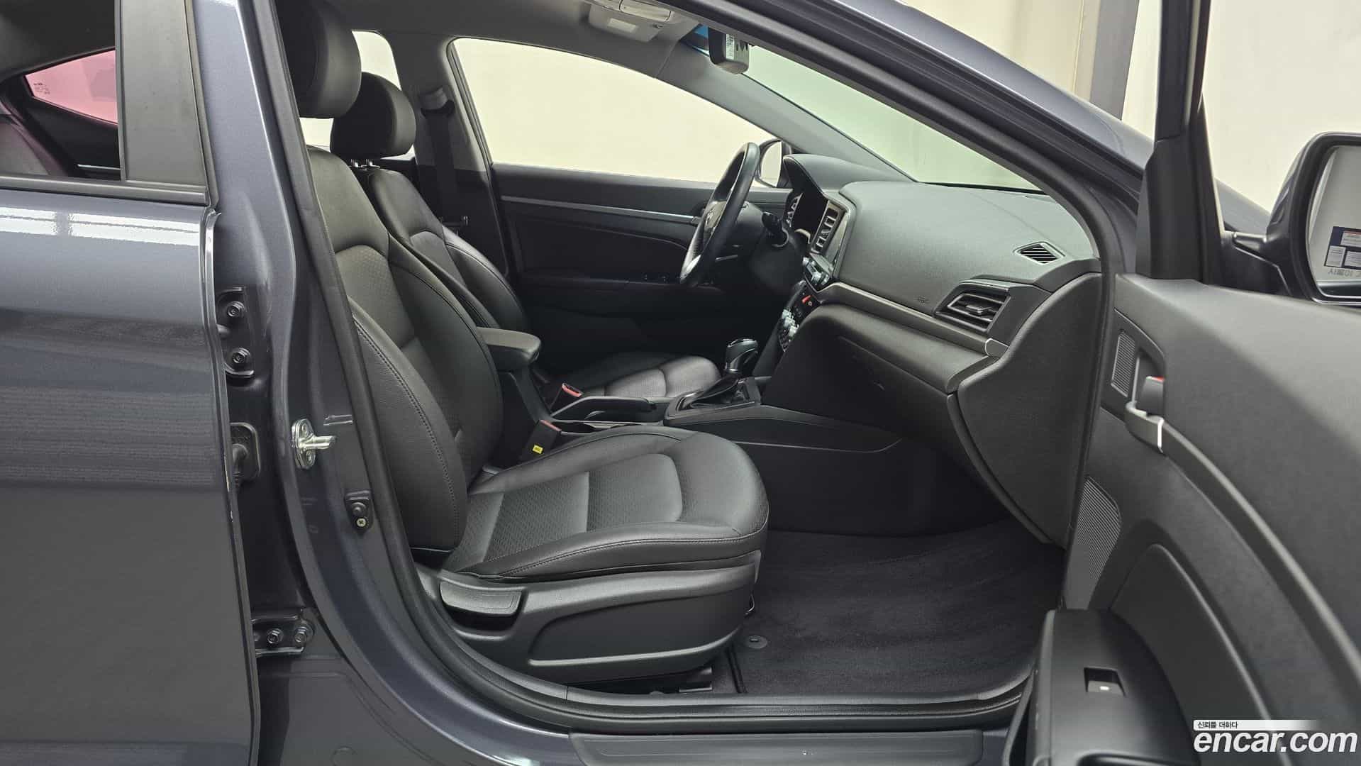 AVANTE Hyundai 2018.10-INNER-036