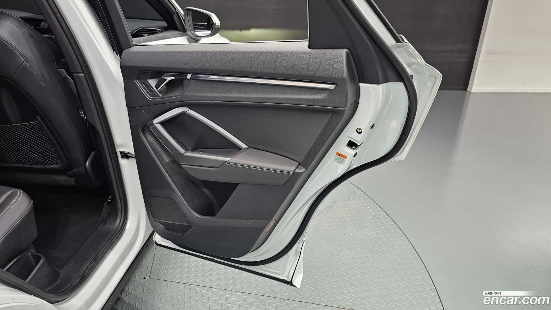 Q3 Audi 2023.1-INNER-035