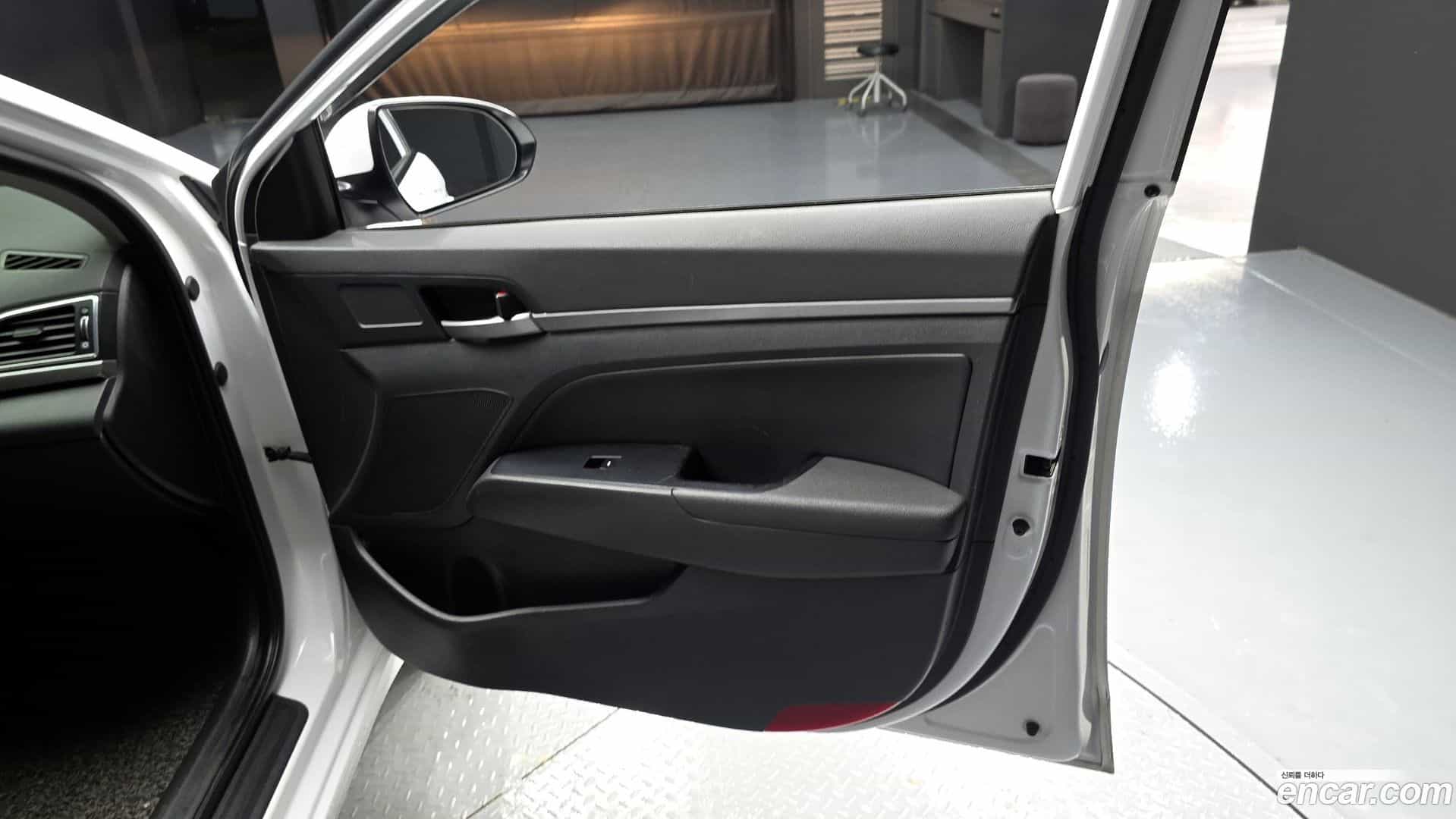 AVANTE Hyundai 2016.6-INNER-034