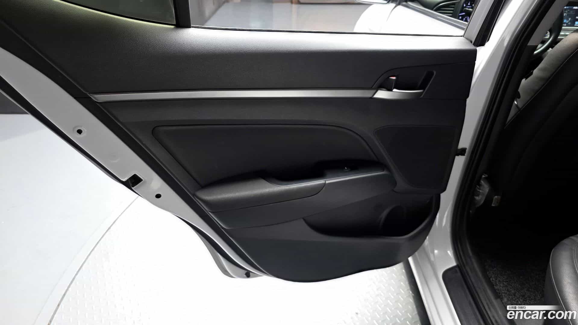 AVANTE Hyundai 2016.6-INNER-035