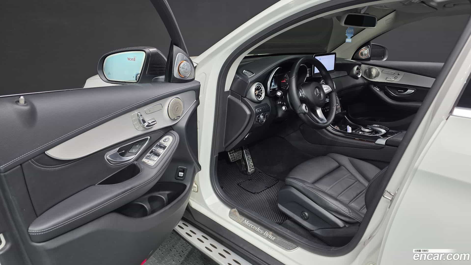 GLC-Class Mercedes-Benz 2017.11-INNER-010
