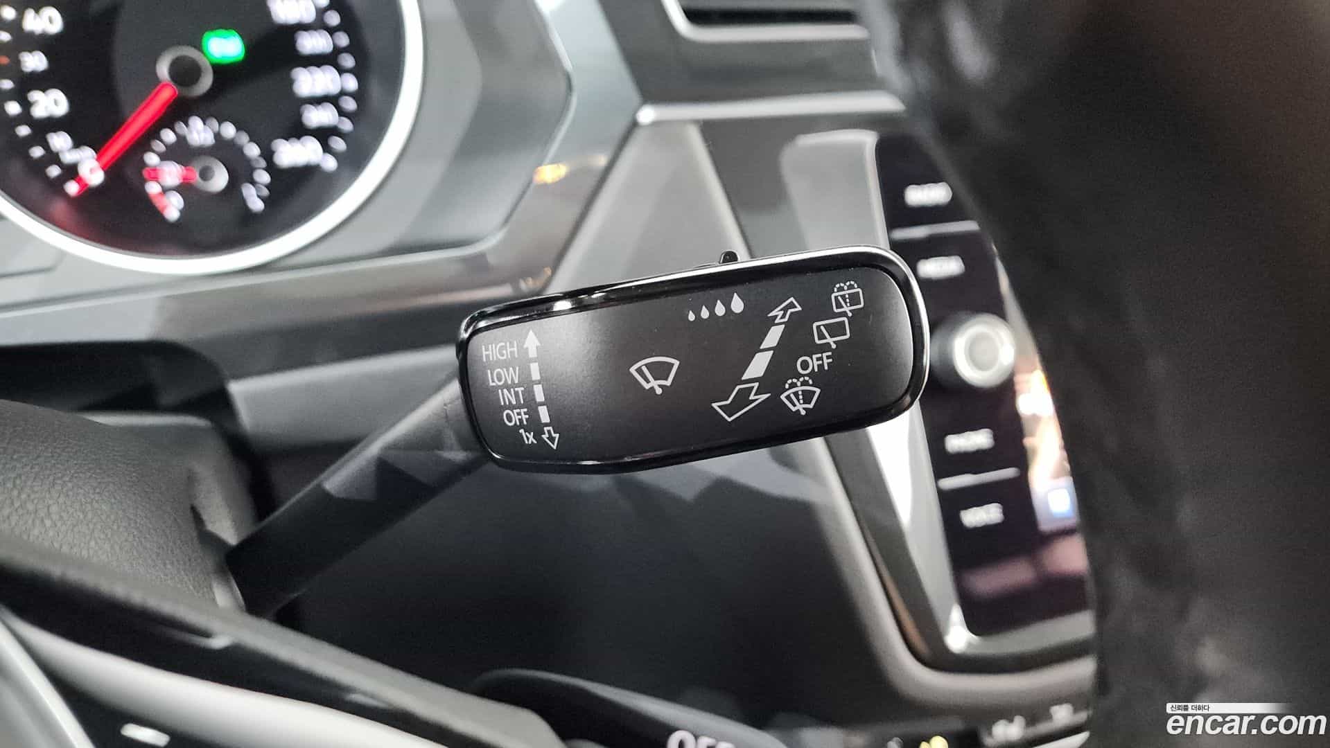 Tiguan Volkswagen 2020.10-OPTION-043