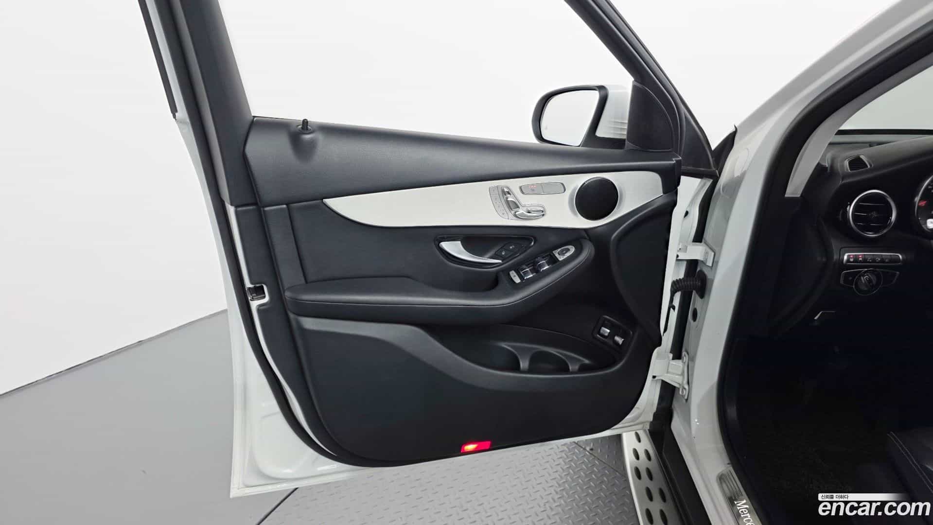 GLC-Class Mercedes-Benz 2019.0-INNER-035