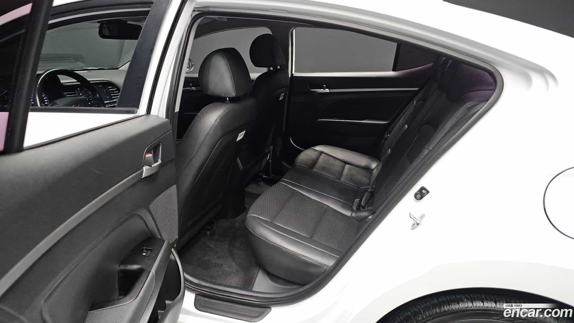 AVANTE Hyundai 2019.10-OPTION-023