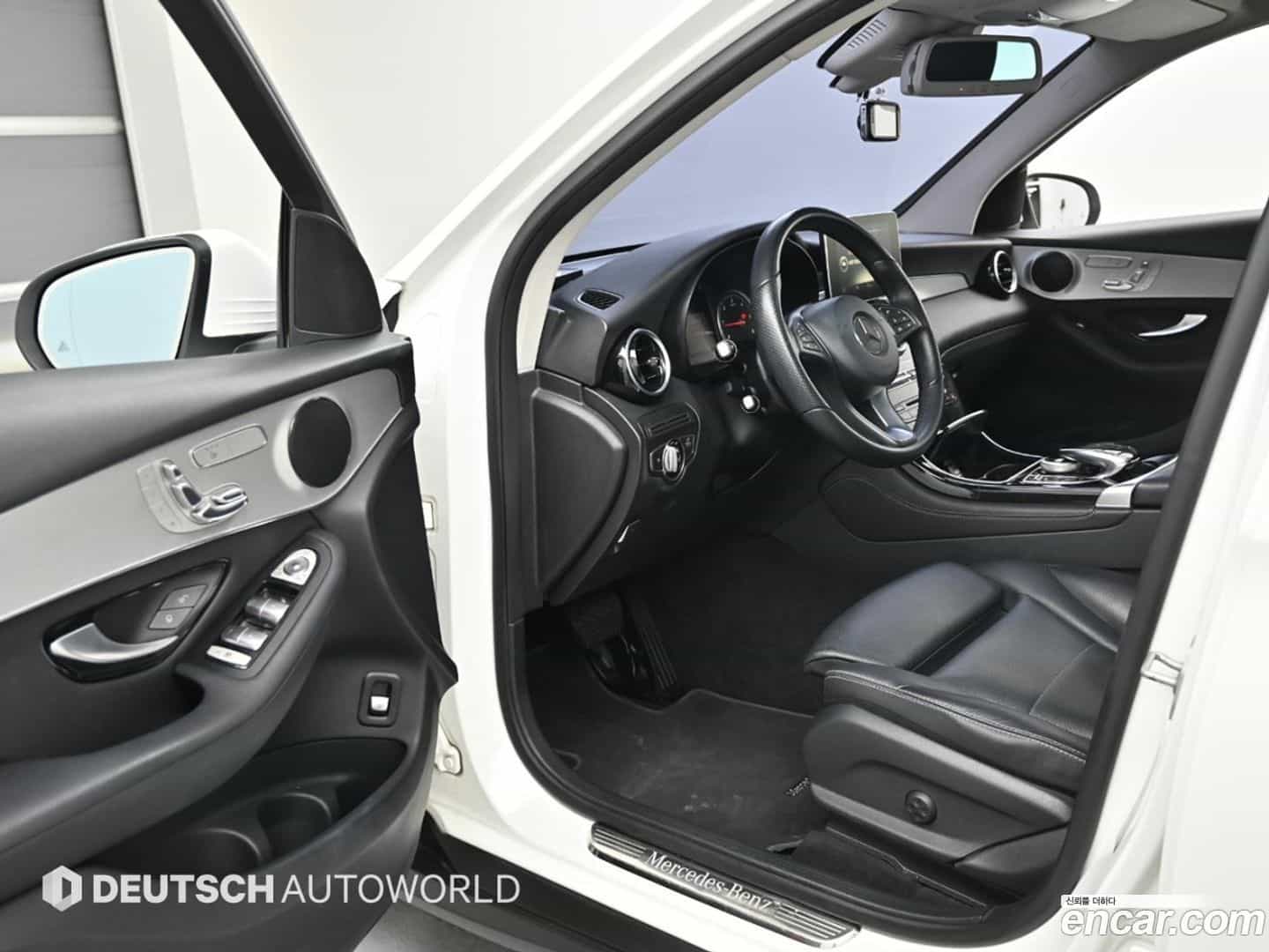GLC-Class Mercedes-Benz 2016.0-INNER-008