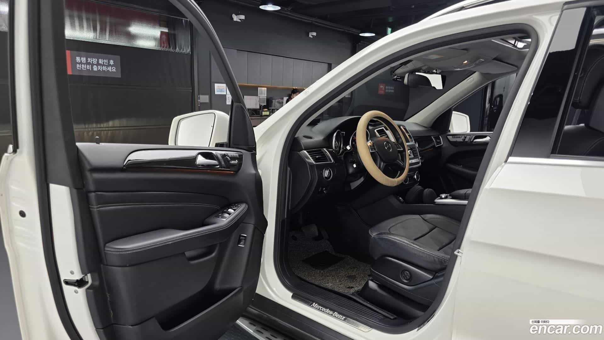 M-class Mercedes-Benz 2014.9-INNER-010