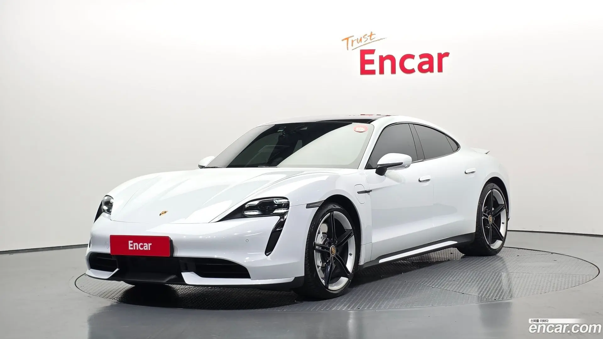 Main__Slider__Photo:Taycan Porsche 2021.8-0