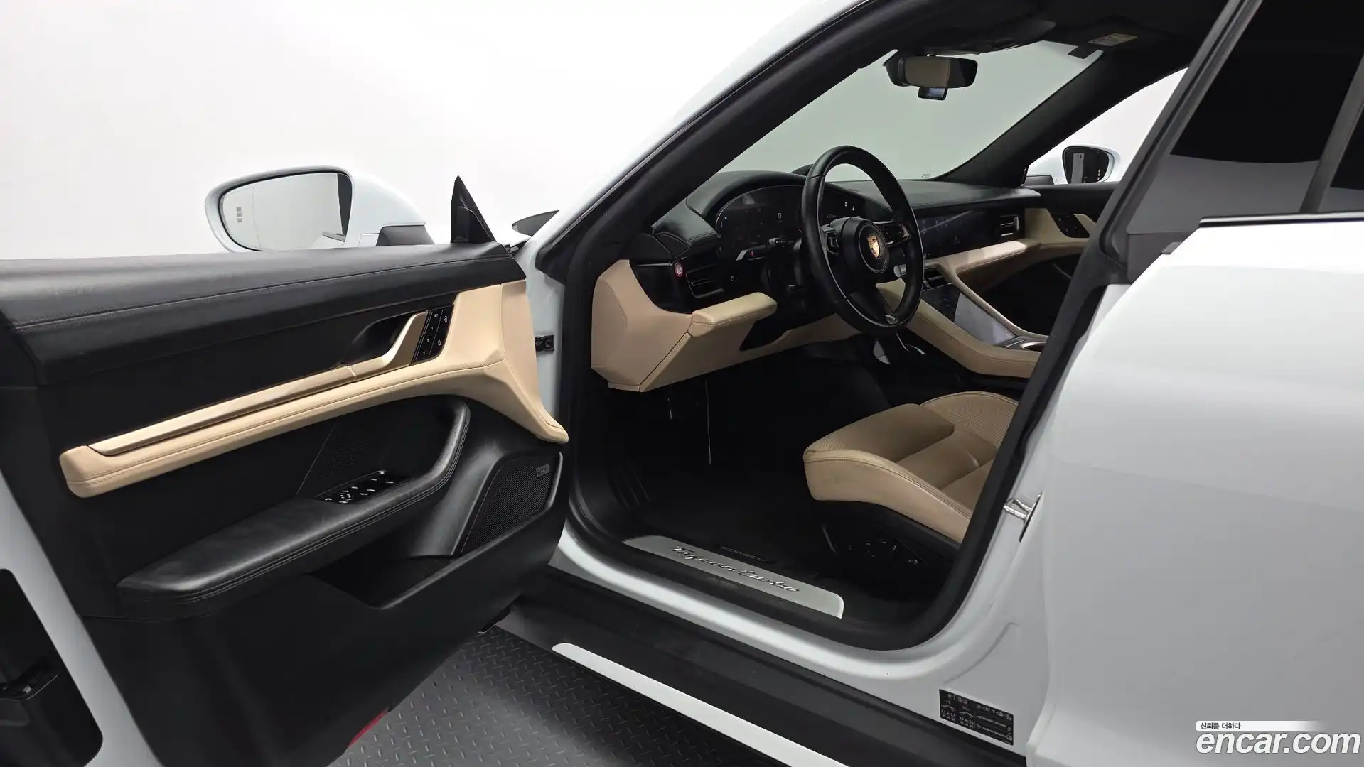 Taycan Porsche 2021.8-INNER-010