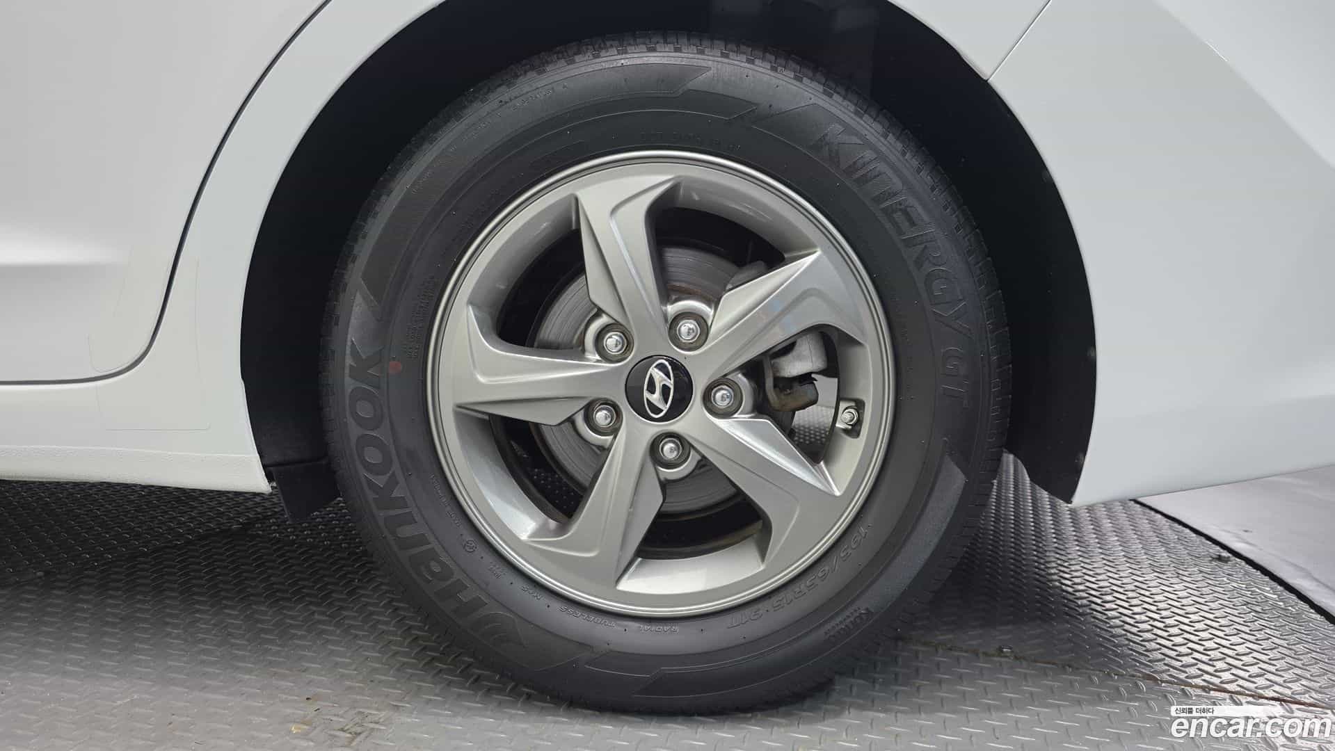 AVANTE Hyundai 2016.6-OUTER-031