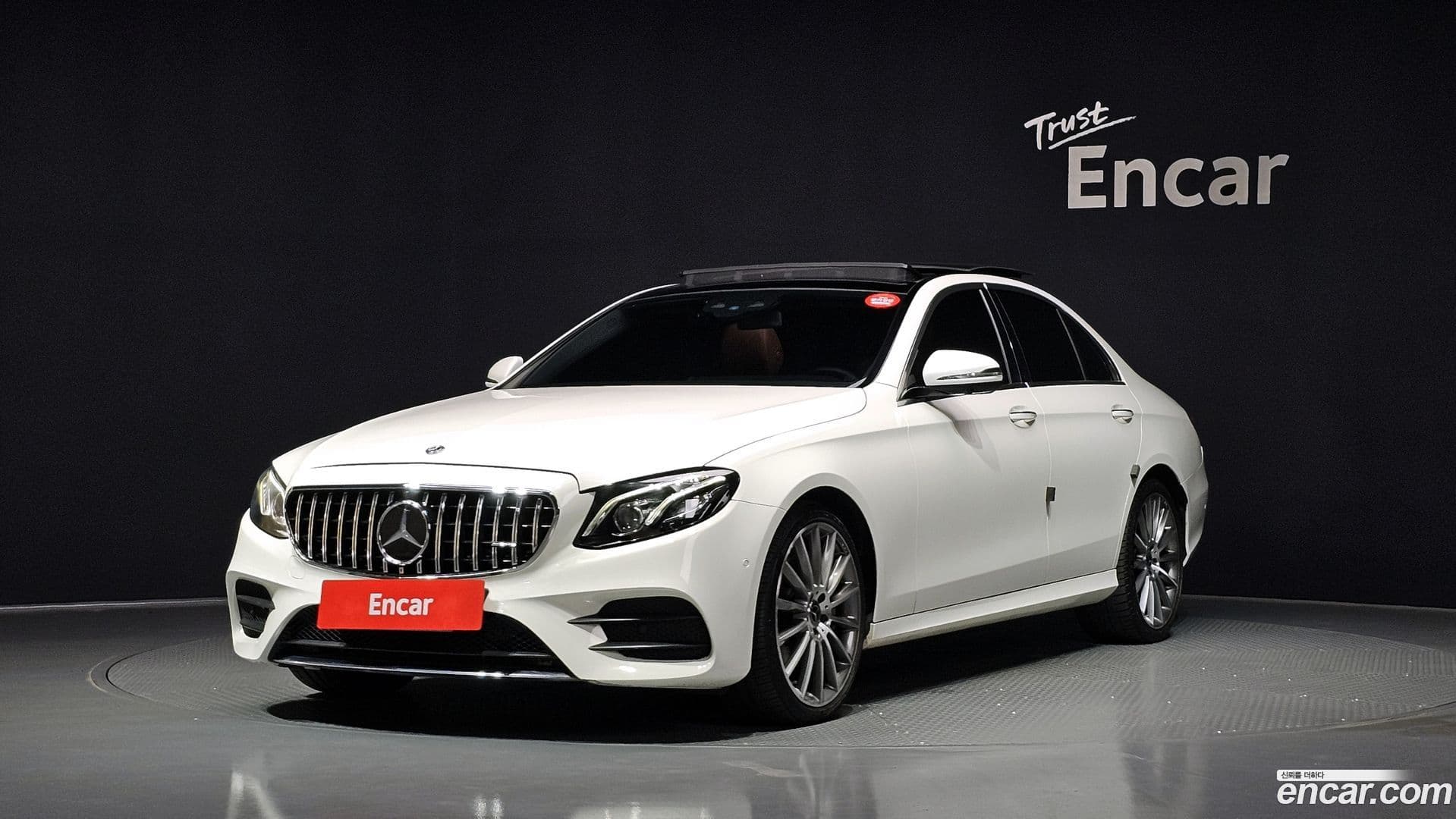 Main__Slider__Photo:E-Class Mercedes-Benz 2019.7-0