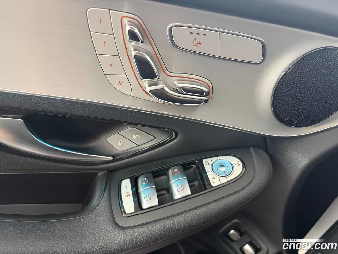 GLC-Class Mercedes-Benz 2018.10-INNER-008