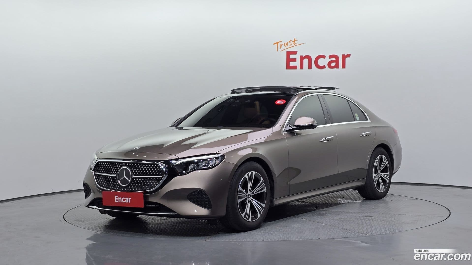 Main__Slider__Photo:E-Class Mercedes-Benz 2025.4-0