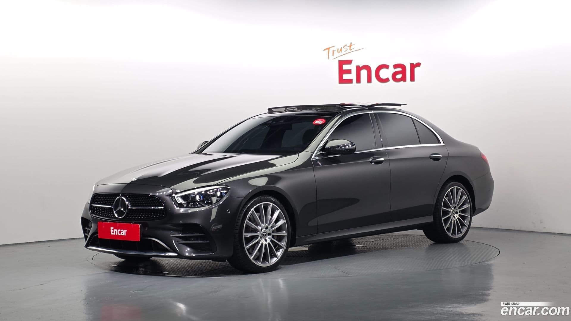 Main__Slider__Photo:E-Class Mercedes-Benz 2022.8-0
