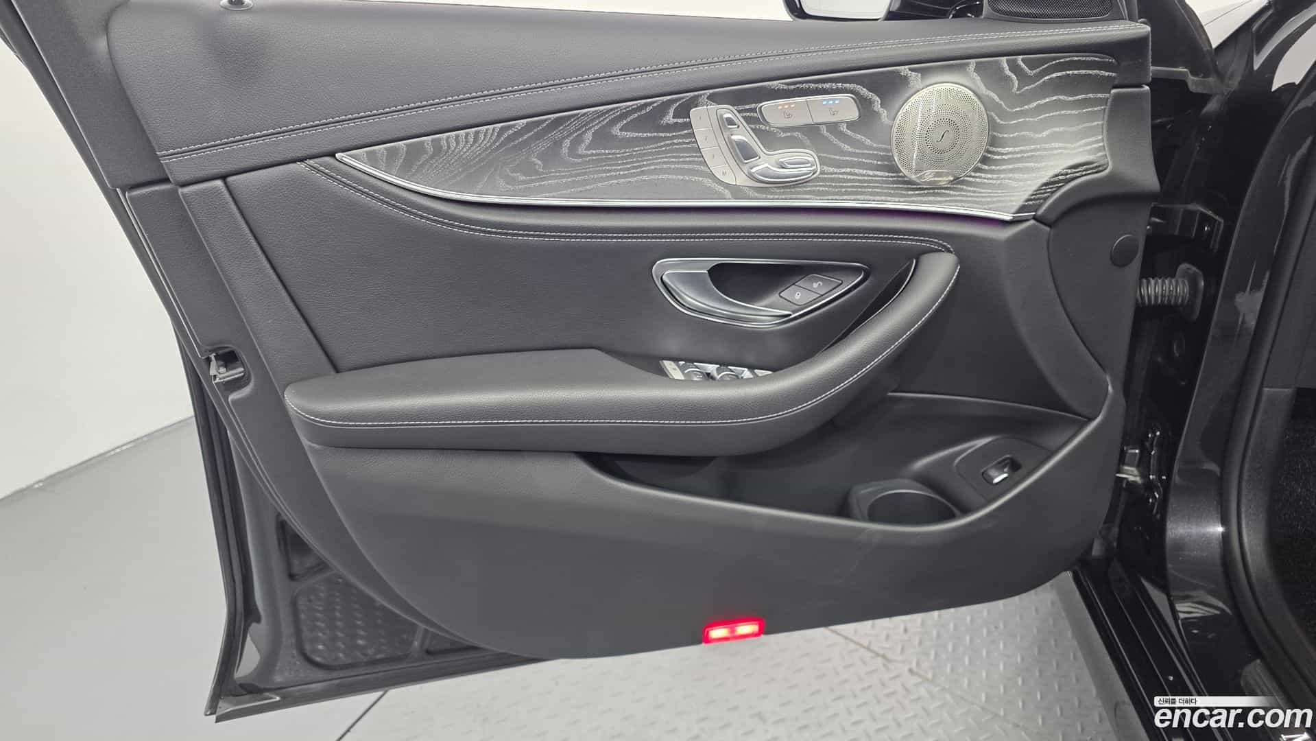 E-Class Mercedes-Benz 2022.8-INNER-034