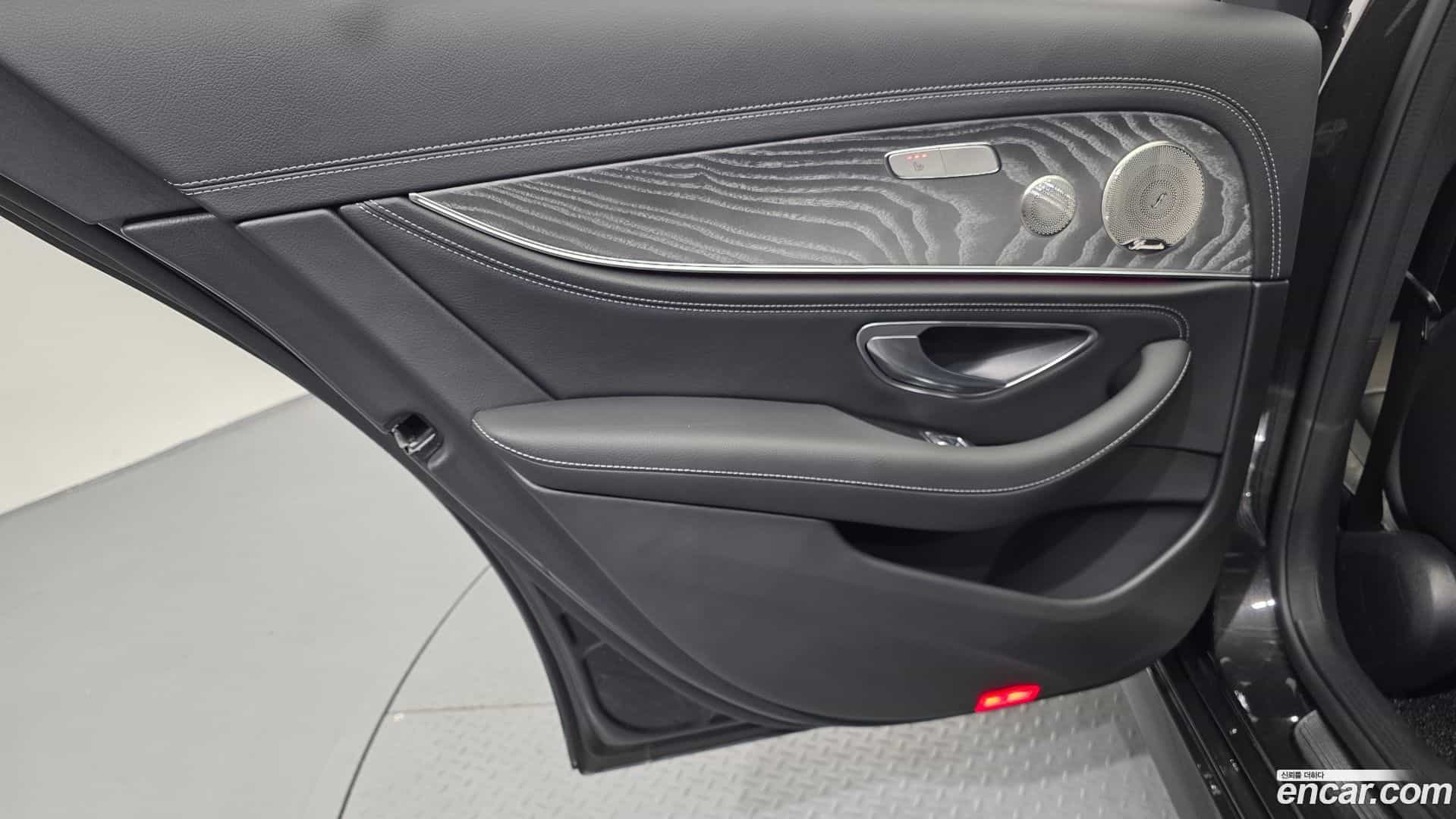 E-Class Mercedes-Benz 2022.8-INNER-035