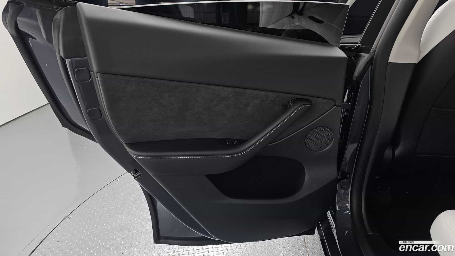 Model Y Tesla 2023.10-INNER-035