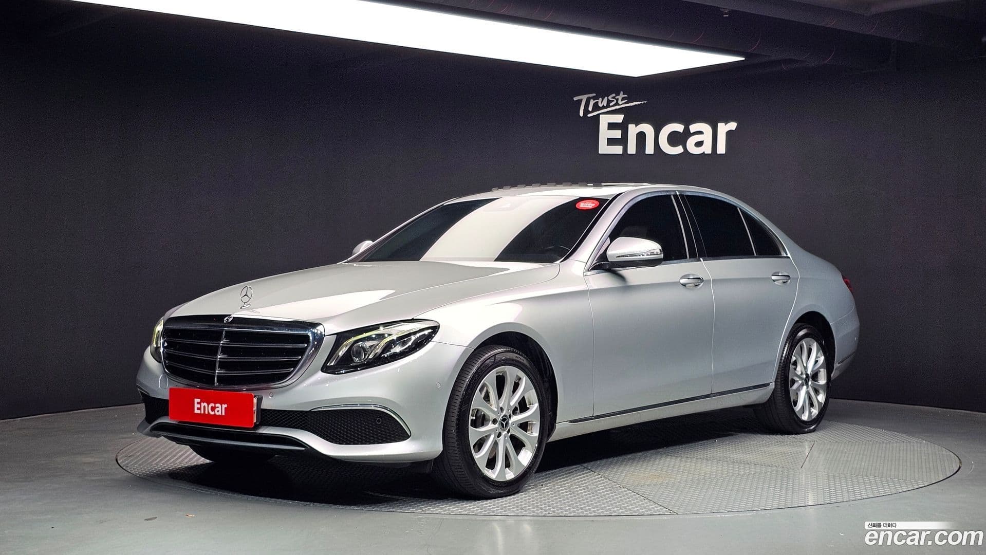 Main__Slider__Photo:E-Class Mercedes-Benz 2019.11-0