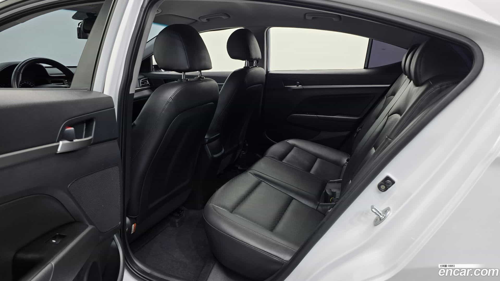 AVANTE Hyundai 2019.10-OPTION-016