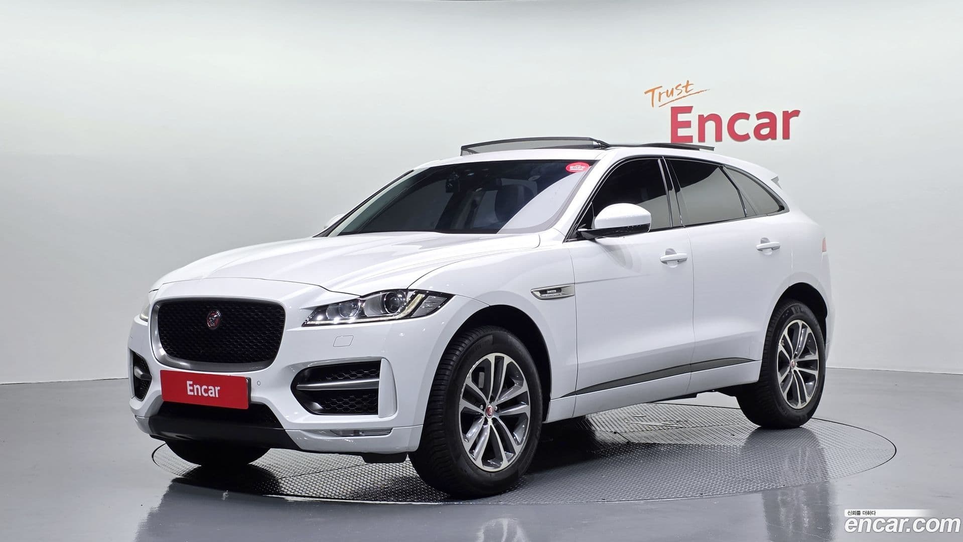 Main__Slider__Photo:F-PACE Jaguar 2017.8-0
