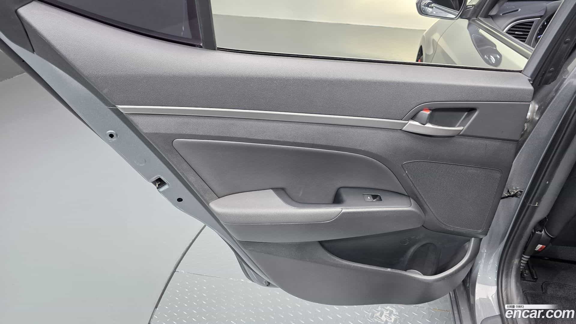 AVANTE Hyundai 2016.0-INNER-035